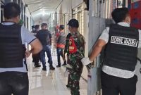 Petugas Geledah Ruang Tahanan Satu Persatuan 