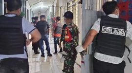 Petugas Geledah Ruang Tahanan Satu Persatuan 