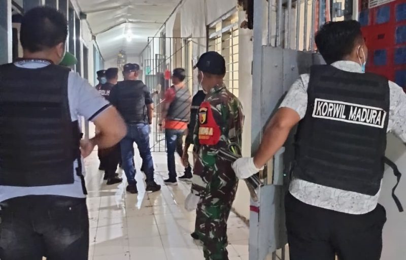 Petugas Geledah Ruang Tahanan Satu Persatuan 