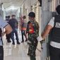 Petugas Geledah Ruang Tahanan Satu Persatuan 