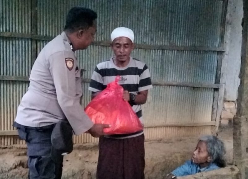 Kapolsek Tambelangan KOMPOL TOMO, S.Pd melalui Ps. Kanit Samapta AIPTU Moh. Aminuddin, S.H selaku Polmas Desa Barung Gagah, bersama anggota, melaksanakan giat sambang pada Jumat (3/10/2025).