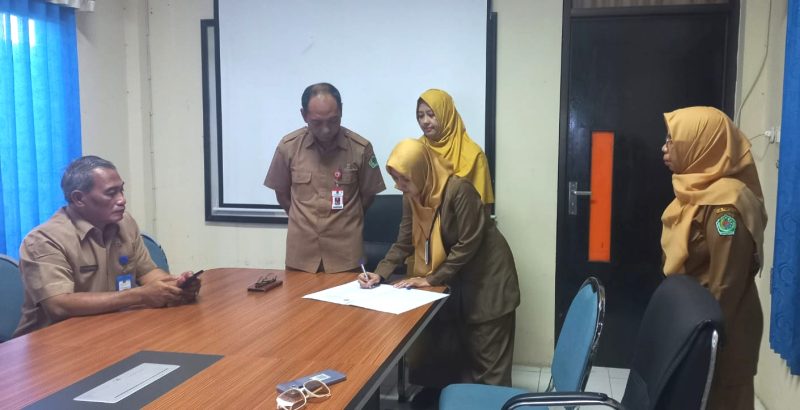 Suasana saat penandatanganan mutasi jabatan.