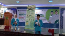 Dua siswa MTs Sunan Kalijaga, Muhammad Masrul Fikri dan Endang Sri Haryani, memperlihatkan hasil karya inovatif mereka berupa briket alami dari puntung rokok dan daun kering yang berhasil meraih Juara 1 Lomba Produk Pembelajaran tingkat Kabupaten Pamekasan.