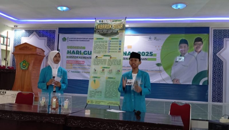 Dua siswa MTs Sunan Kalijaga, Muhammad Masrul Fikri dan Endang Sri Haryani, memperlihatkan hasil karya inovatif mereka berupa briket alami dari puntung rokok dan daun kering yang berhasil meraih Juara 1 Lomba Produk Pembelajaran tingkat Kabupaten Pamekasan.