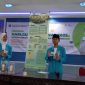 Dua siswa MTs Sunan Kalijaga, Muhammad Masrul Fikri dan Endang Sri Haryani, memperlihatkan hasil karya inovatif mereka berupa briket alami dari puntung rokok dan daun kering yang berhasil meraih Juara 1 Lomba Produk Pembelajaran tingkat Kabupaten Pamekasan.