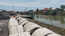 Lokasi proyek pembangunan tambatan perahu di Pelabuhan Tanglok, Sampang, yang hingga awal Oktober 2025 masih belum dikerjakan. (Foto: Agus/Jatimzone.com)