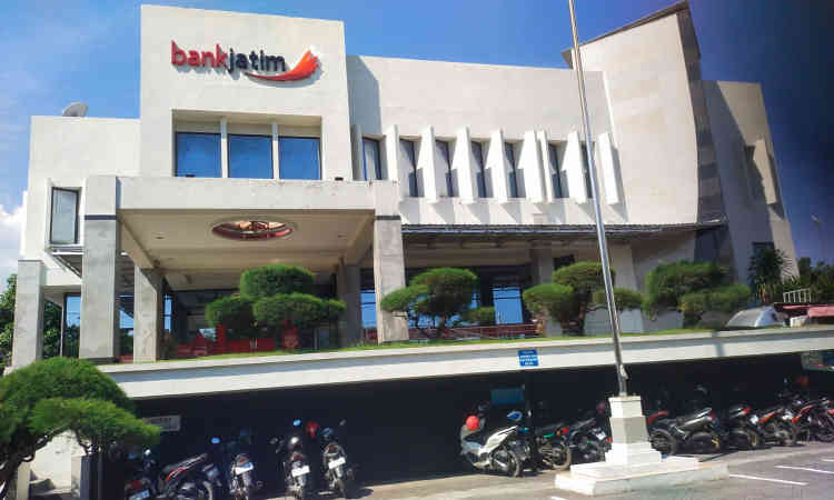 Kantor Bank Jatim Cabang Sampang, lokasi tempat siswi SMKN 1 Sampang menjalani magang. (Foto: Agus/Jatimzone.com)