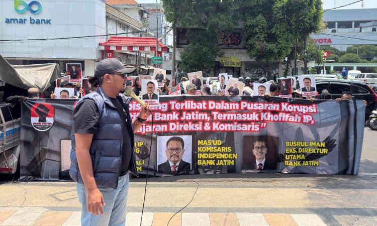 Jaka Jatim saat melakukan demontrasi.