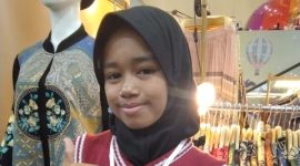 Naura Fatin, siswi MI Al Falah 3 Pamekasan, berhasil menorehkan prestasi gemilang dengan menjadi salah satu finalis nasional ajang “Warna Ceria Fest 2025” yang digelar oleh Mentari TV.