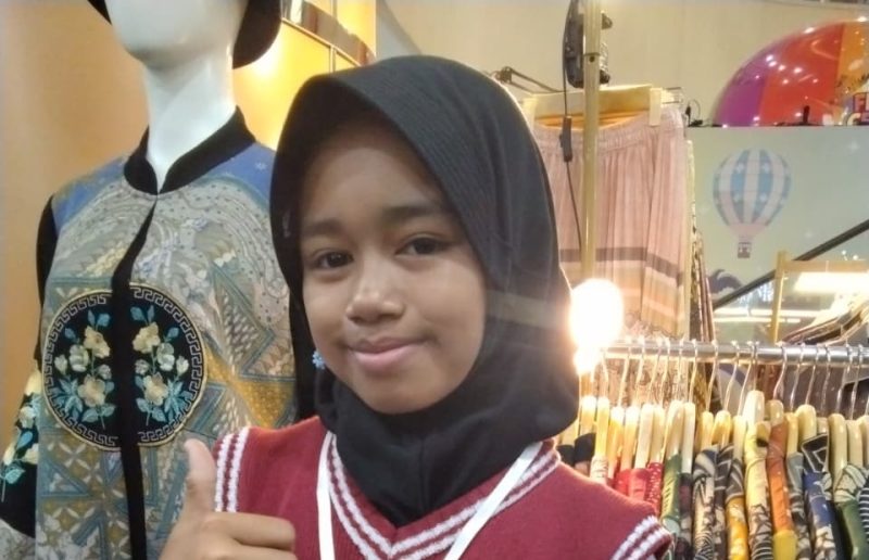 Naura Fatin, siswi MI Al Falah 3 Pamekasan, berhasil menorehkan prestasi gemilang dengan menjadi salah satu finalis nasional ajang “Warna Ceria Fest 2025” yang digelar oleh Mentari TV.