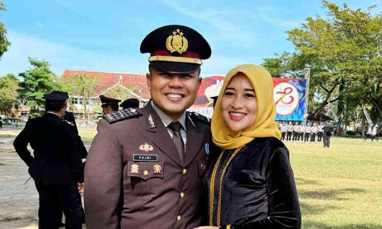 IPTU Nur Fajri Alim Bersama Istri Tercintanya.