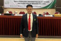 Mas Naghfir menerima ucapan selamat dari tim promotor usai dinyatakan Lulus dengan hasil Sangat Memuaskan dalam Ujian Promosi Doktor Program Studi S3 Ekonomi Syariah Pascasarjana UIN Maulana Malik Ibrahim Malang, Senin (13/10/2025).