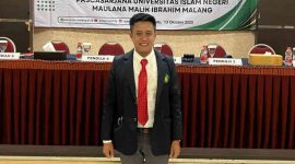 Mas Naghfir menerima ucapan selamat dari tim promotor usai dinyatakan Lulus dengan hasil Sangat Memuaskan dalam Ujian Promosi Doktor Program Studi S3 Ekonomi Syariah Pascasarjana UIN Maulana Malik Ibrahim Malang, Senin (13/10/2025).