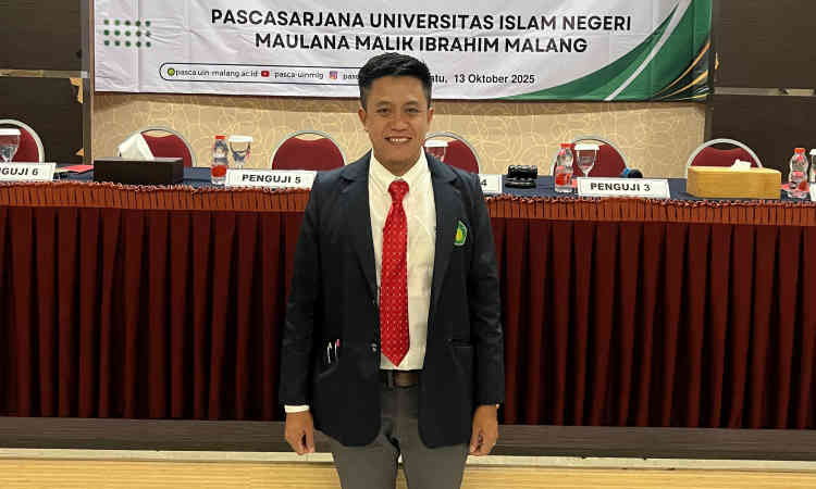 Mas Naghfir menerima ucapan selamat dari tim promotor usai dinyatakan Lulus dengan hasil Sangat Memuaskan dalam Ujian Promosi Doktor Program Studi S3 Ekonomi Syariah Pascasarjana UIN Maulana Malik Ibrahim Malang, Senin (13/10/2025).