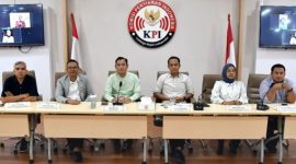 Ketua KPI Pusat, Ubaidillah, saat memberikan keterangan pers terkait sanksi terhadap program “Xpose Uncensored” Trans7 di Jakarta, Selasa (14/10/2025).