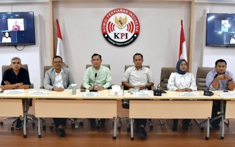 Ketua KPI Pusat, Ubaidillah, saat memberikan keterangan pers terkait sanksi terhadap program “Xpose Uncensored” Trans7 di Jakarta, Selasa (14/10/2025).