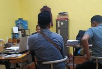 Syamsuri, warga Desa Bulangan Barat, saat melapor ke Polres Pamekasan soal lahan miliknya yang diduga diserobot dan dirusak oleh proyek pelebaran jalan, Rabu (15/10/2025).