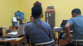 Syamsuri, warga Desa Bulangan Barat, saat melapor ke Polres Pamekasan soal lahan miliknya yang diduga diserobot dan dirusak oleh proyek pelebaran jalan, Rabu (15/10/2025).