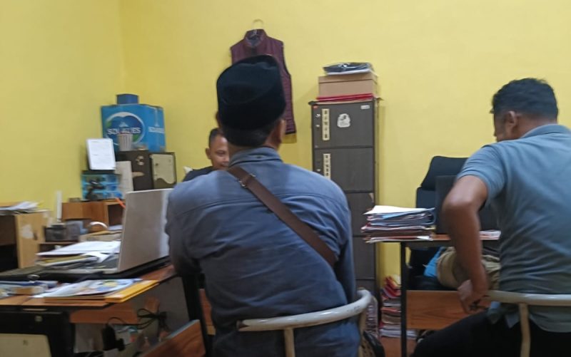 Syamsuri, warga Desa Bulangan Barat, saat melapor ke Polres Pamekasan soal lahan miliknya yang diduga diserobot dan dirusak oleh proyek pelebaran jalan, Rabu (15/10/2025).