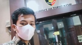 Ketua Mahasiswa dan Rakyat Merdeka (Mahardika), Iwan, saat memberikan keterangan terkait dugaan jual beli 926 paket proyek di Kabupaten Pamekasan yang akan dilaporkan ke Polda Jatim.