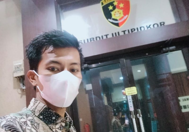 Ketua Mahasiswa dan Rakyat Merdeka (Mahardika), Iwan, saat memberikan keterangan terkait dugaan jual beli 926 paket proyek di Kabupaten Pamekasan yang akan dilaporkan ke Polda Jatim.