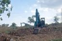 Aktivitas alat berat diduga melakukan penambangan ilegal di wilayah Kecamatan Pasean, Kabupaten Pamekasan.