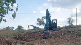 Aktivitas alat berat diduga melakukan penambangan ilegal di wilayah Kecamatan Pasean, Kabupaten Pamekasan.