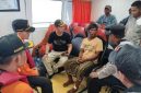 Abdul Rifa’i, nelayan Sumenep yang diserang hiu dan hilang lima hari di laut, saat dievakuasi oleh tim SAR di Pulau Sepanjang.