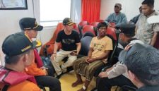 Abdul Rifa’i, nelayan Sumenep yang diserang hiu dan hilang lima hari di laut, saat dievakuasi oleh tim SAR di Pulau Sepanjang.