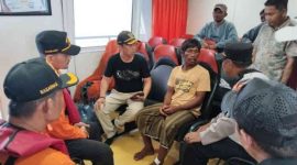 Abdul Rifa’i, nelayan Sumenep yang diserang hiu dan hilang lima hari di laut, saat dievakuasi oleh tim SAR di Pulau Sepanjang.