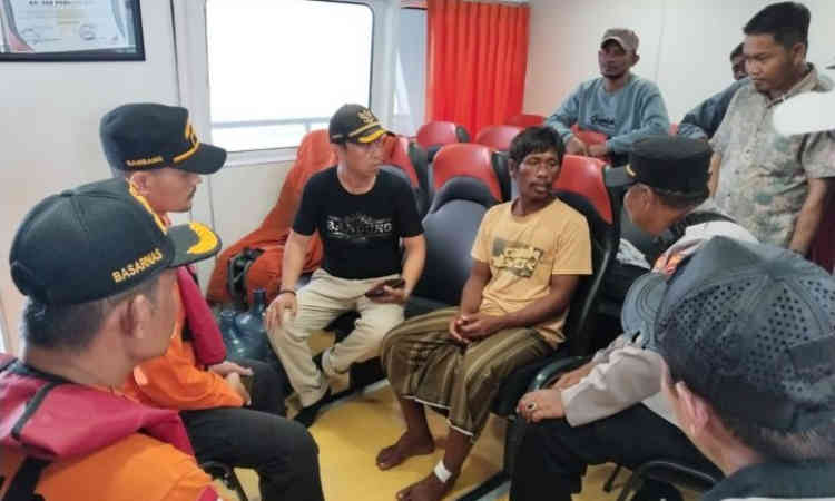 Abdul Rifa’i, nelayan Sumenep yang diserang hiu dan hilang lima hari di laut, saat dievakuasi oleh tim SAR di Pulau Sepanjang.