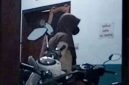Tangkapan layar suasana kos di Desa Telang, Kecamatan Kamal, Bangkalan, tempat seorang pria menyamar memakai kerudung demi menemui mantan kekasihnya, Kamis malam (23/10/2025).