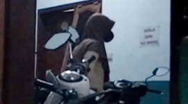 Tangkapan layar suasana kos di Desa Telang, Kecamatan Kamal, Bangkalan, tempat seorang pria menyamar memakai kerudung demi menemui mantan kekasihnya, Kamis malam (23/10/2025).