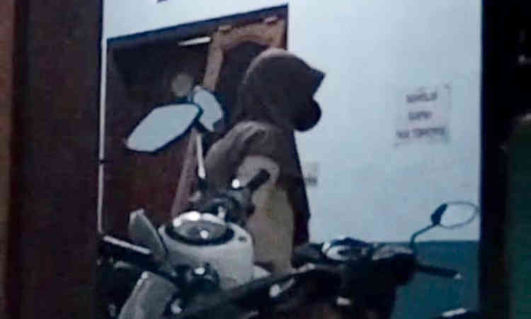 Tangkapan layar suasana kos di Desa Telang, Kecamatan Kamal, Bangkalan, tempat seorang pria menyamar memakai kerudung demi menemui mantan kekasihnya, Kamis malam (23/10/2025).