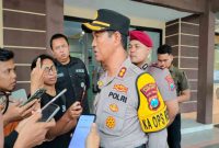 Kapolres Sampang, AKBP Hartono, memberikan keterangan terkait perkembangan kasus dugaan pencabulan terhadap gadis 17 tahun di Kecamatan Robatal, Kamis (30/10/2025).