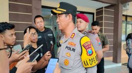 Kapolres Sampang, AKBP Hartono, memberikan keterangan terkait perkembangan kasus dugaan pencabulan terhadap gadis 17 tahun di Kecamatan Robatal, Kamis (30/10/2025).