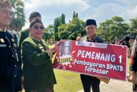 Bupati Sumenep menyerahkan piagam penghargaan kepada Dr. Naghfir, S.HI., S.H., M.Kn., CPM., CH., C.Ht. atas kontribusinya sebagai Notaris/PPAT dengan pembayaran BPHTB terbesar dalam mendukung peningkatan PAD Kabupaten Sumenep.