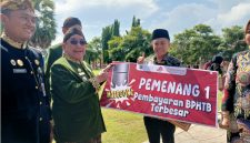 Bupati Sumenep menyerahkan piagam penghargaan kepada Dr. Naghfir, S.HI., S.H., M.Kn., CPM., CH., C.Ht. atas kontribusinya sebagai Notaris/PPAT dengan pembayaran BPHTB terbesar dalam mendukung peningkatan PAD Kabupaten Sumenep.