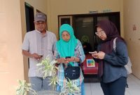 Orang tua korban usai mengikuti sidang.