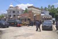 Personel gabungan Ditresnarkoba Polda Jatim bersama Polres Bangkalan saat melakukan penyitaan bangunan mewah di Kabupaten Bangkalan, Kamis (2/10/2025).