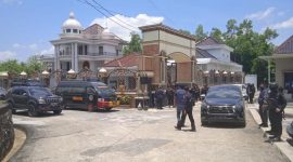 Personel gabungan Ditresnarkoba Polda Jatim bersama Polres Bangkalan saat melakukan penyitaan bangunan mewah di Kabupaten Bangkalan, Kamis (2/10/2025).