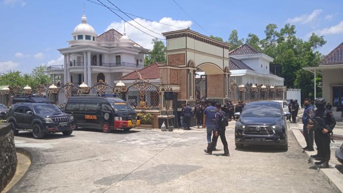 Personel gabungan Ditresnarkoba Polda Jatim bersama Polres Bangkalan saat melakukan penyitaan bangunan mewah di Kabupaten Bangkalan, Kamis (2/10/2025).