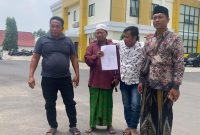Sejumlah warga Desa Bulangan Barat saat melapor ke Polres Pamekasan terkait dugaan penyerobotan tanah oleh proyek pelebaran jalan.