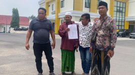 Sejumlah warga Desa Bulangan Barat saat melapor ke Polres Pamekasan terkait dugaan penyerobotan tanah oleh proyek pelebaran jalan.