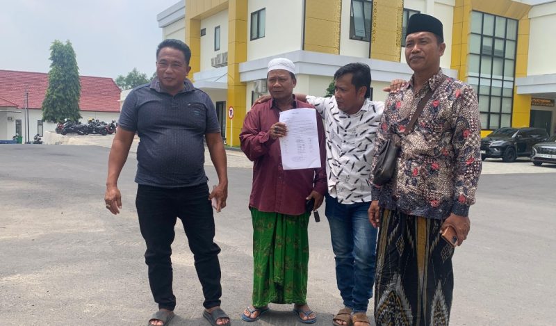 Sejumlah warga Desa Bulangan Barat saat melapor ke Polres Pamekasan terkait dugaan penyerobotan tanah oleh proyek pelebaran jalan.
