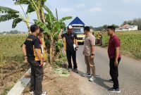 Kapolsek Proppo bersama anggotanya saat mendatangi lokasi penemuan bayi perempuan yang ditemukan dalam kardus di pinggir jalan Desa Gro’om, Pamekasan.