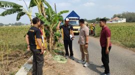 Kapolsek Proppo bersama anggotanya saat mendatangi lokasi penemuan bayi perempuan yang ditemukan dalam kardus di pinggir jalan Desa Gro’om, Pamekasan.