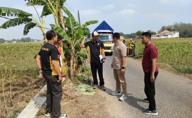 Kapolsek Proppo bersama anggotanya saat mendatangi lokasi penemuan bayi perempuan yang ditemukan dalam kardus di pinggir jalan Desa Gro’om, Pamekasan.