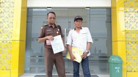 Korban saat melapor ke Polres Pamekasan, Selasa 8 Oktober 2025.