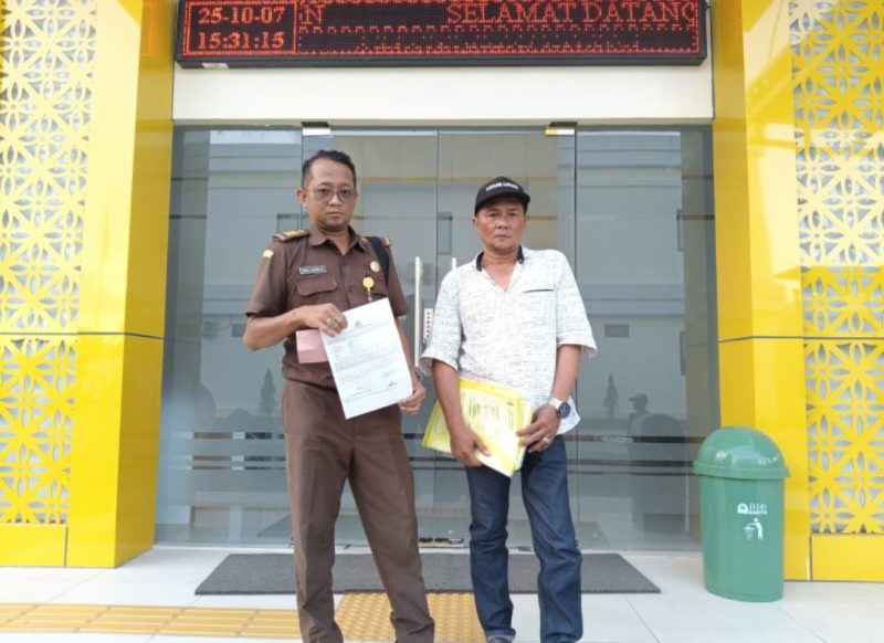 Korban saat melapor ke Polres Pamekasan, Selasa 8 Oktober 2025.